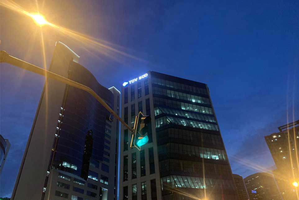 樓頂發(fā)光字夜晚效果