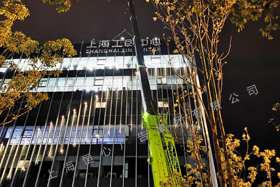 幕墻發(fā)光字施工現(xiàn)場