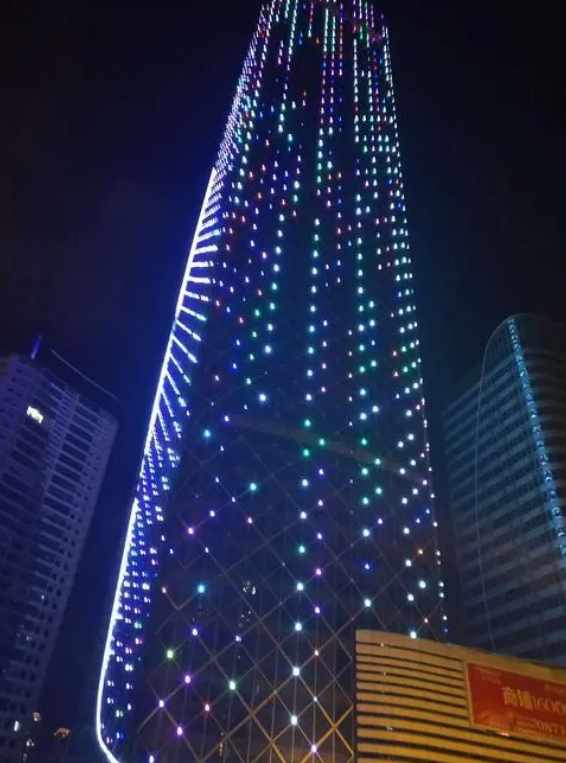 用色彩與光影交織，營(yíng)造絢麗奇幻——多彩樓體亮化