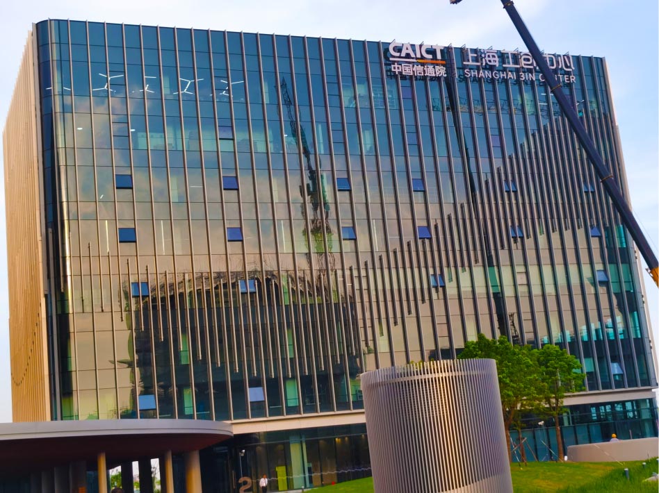 工創(chuàng)中心幕墻發(fā)光字