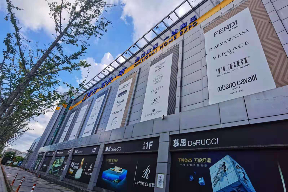 剪刀石頭布家居賣(mài)場(chǎng)外墻廣告燈箱側(cè)面